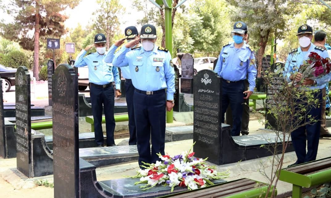 امیر سرتیپ عزیز نصیرزاده به مقام شامخ شهدای خبرنگار ادای احترام کرد امیر سرتیپ عزیز نصیرزاده به مقام شامخ شهدای خبرنگار ادای احترام کرد
