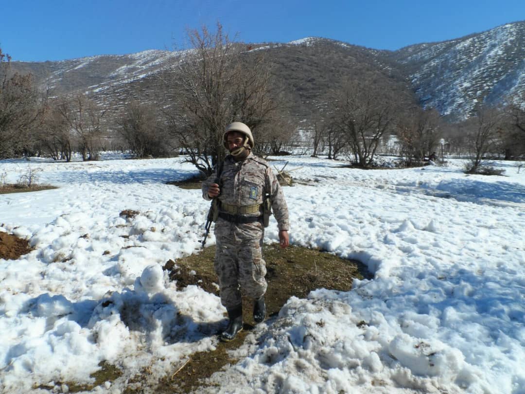 پاسداری که ضامن آهو (ع) لباس سبز پاسداری به تن وی کرد پاسداری که ضامن آهو (ع) لباس سبز پاسداری به تن وی کرد