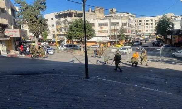 حمله وحشیانه شهرک نشینان و نظامیان صهیونیست به الخلیل