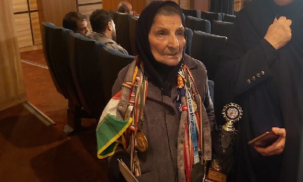 زن جانباز ۸۸ ساله قهرمان دومیدانی مدالش را تقدیم شهدا کرد