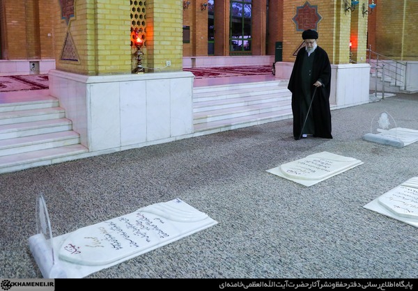 حضور رهبر معظم انقلاب اسلامی بر مزار شهدای مدافع حرم و امنیت+ تصاویر