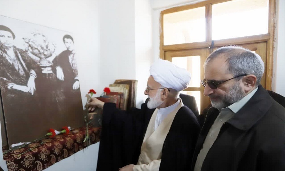 بیت تاریخی امام خمینی (ره) در خمین گلباران شد
