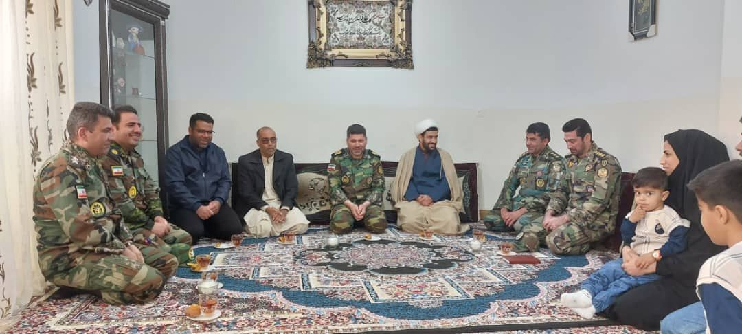 دیدار با خانواده شهید توسط فرماندهی تیپ ۲۸۸ زرهی نزاجا در خاش