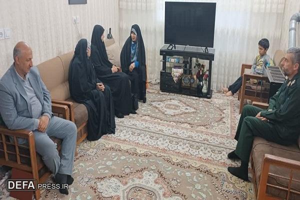 مدیرکل حفظ آثار و نشر ارزش‌های دفاع مقدس ‌سمنان به مناسبت روز شهید با خانواده شهدا دیدار کرد