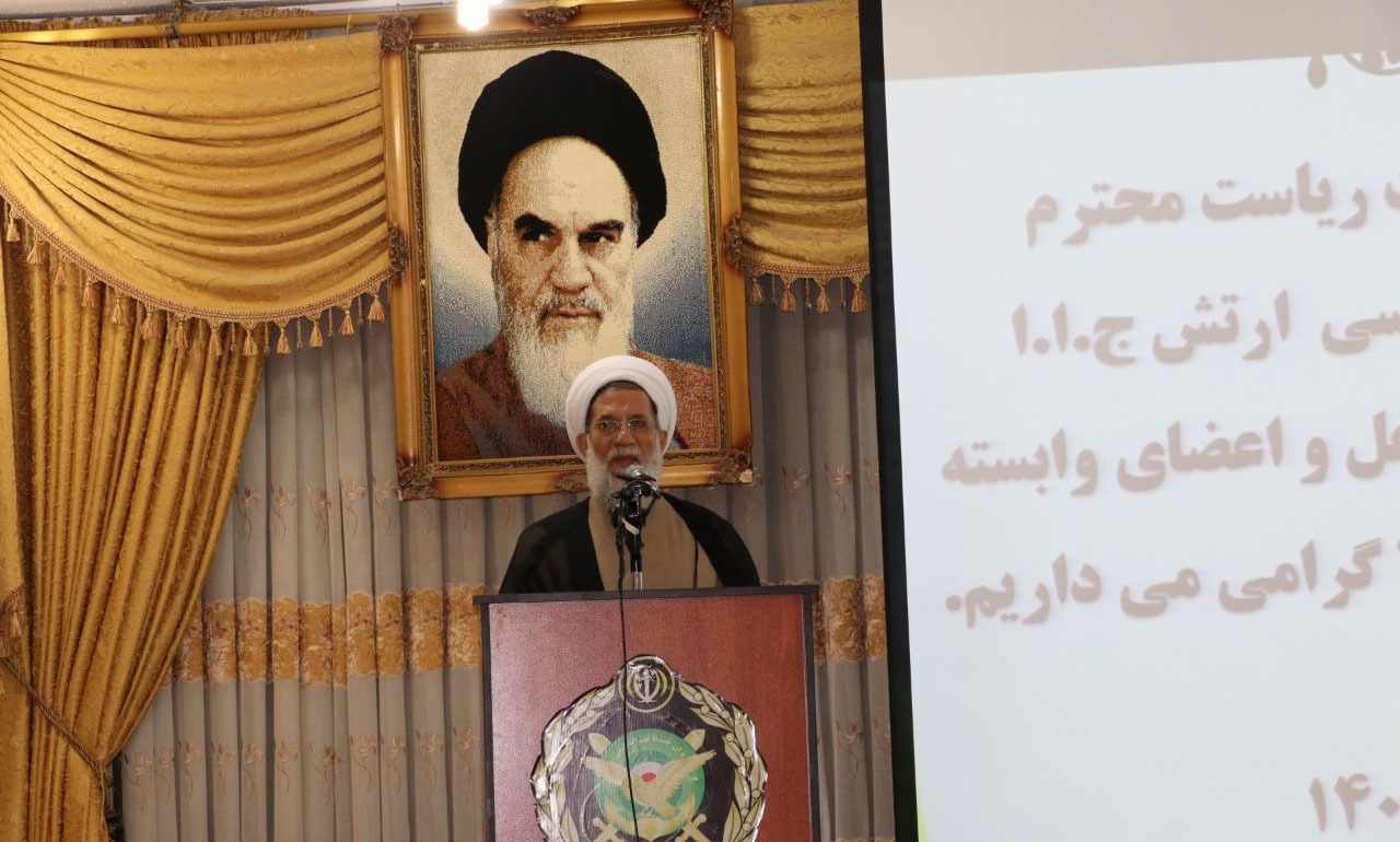 ملت ایران با تاسی از امام حسین (ع) در برابر زورگویان سر خم نکردند