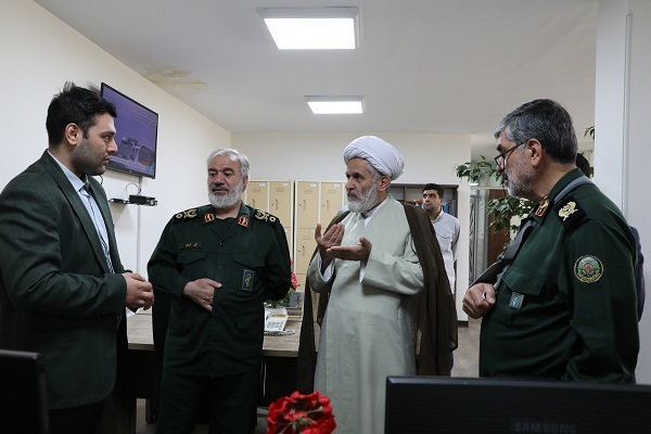 سردار فدوی و حجت‌الاسلام طائب از خبرگزاری دفاع مقدس بازدید کردند+ تصاویر