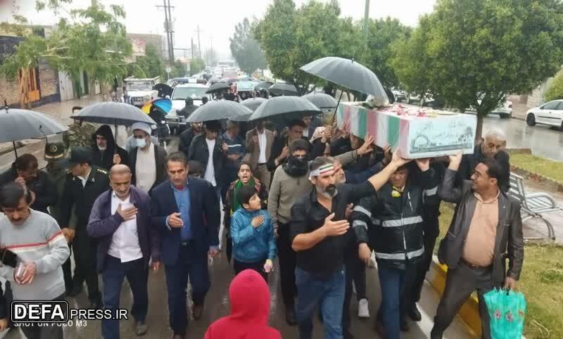 استقبال پرشور مردم سوق در زیر بارش باران از شهدای گمنام دفاع مقدس