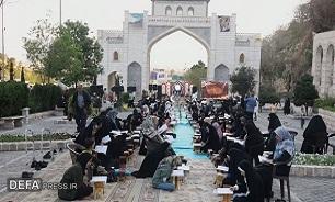 تصاویر/ برپایی محفل قرآنی به نیابت از شهدا در دروازه قرآن شیراز