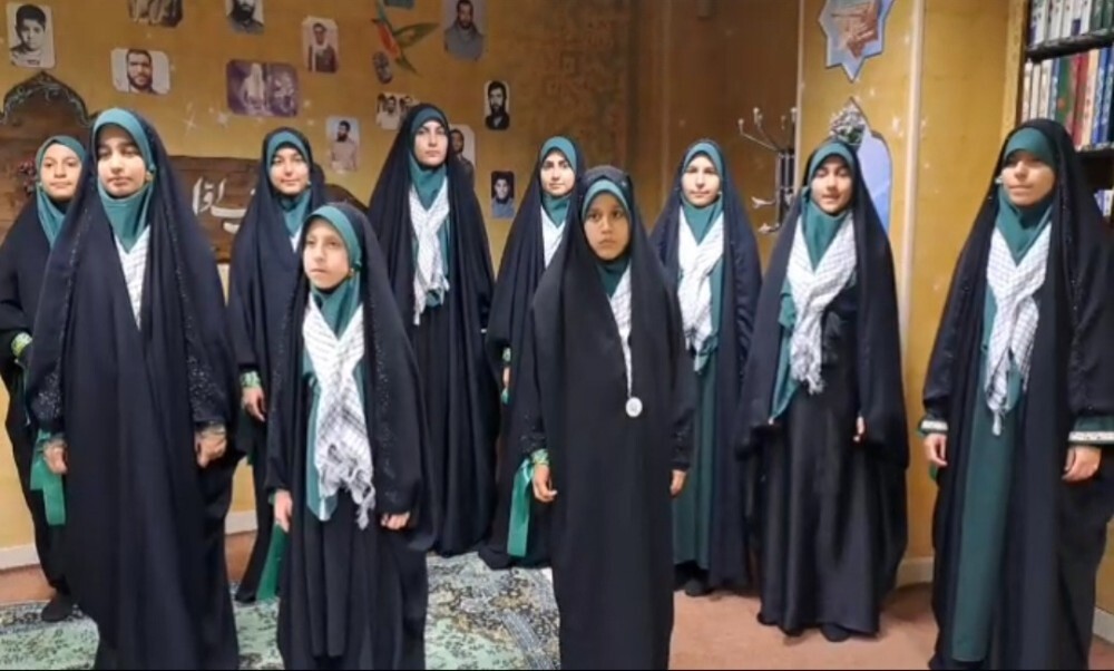 فیلم/ اجرای سرود محبین فاطمه (س) در موزه دفاع مقدس استان مرکزی
