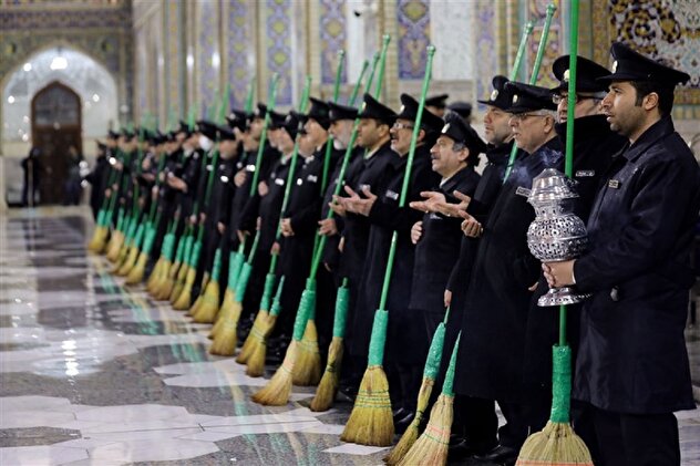 فیلم/ آیین جاروکشی حرم مطهر رضوی