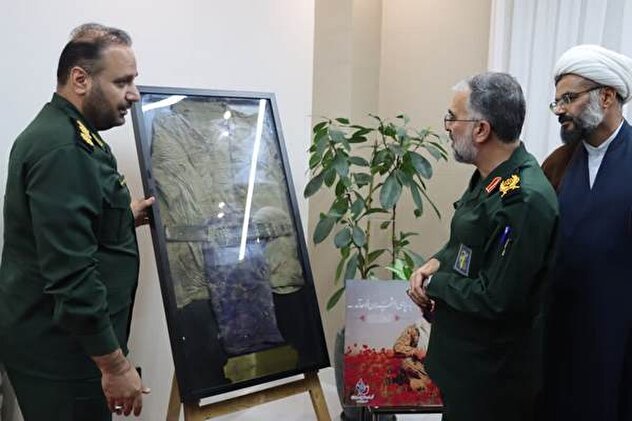 تصاویر/ اهدای لباس سردار شهید «محمد هاشمسلطانی» به خانوادهاش