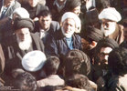 ١٣۵۷. مشهد، مقام معظم رهبری درکنار آیت الله العظمی سیدعبدالله شیرازی دریکی از راهپیمایی های انقلاب