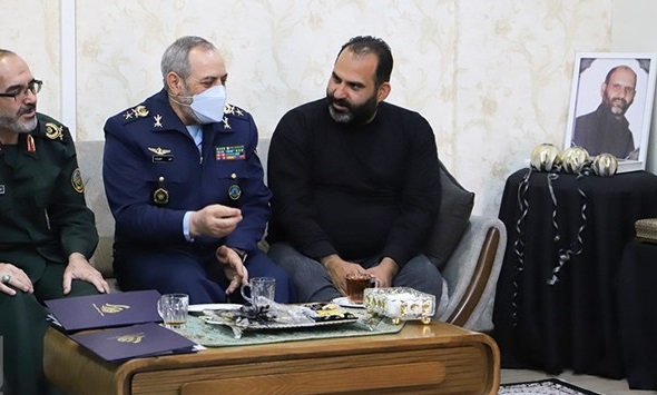 دیدار جانشین رئیس ستاد کل نیرو‌های مسلح با خانواده شهید «احمدی»