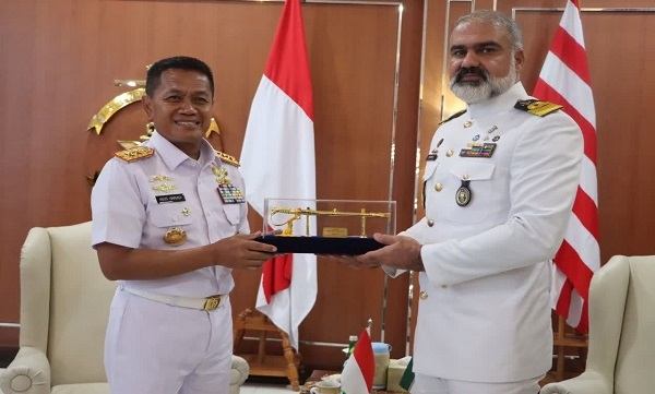 دیدار هیات نظامی نیروی دریایی ارتش با فرمانده حمل و نقل نیروی دریایی اندونزی