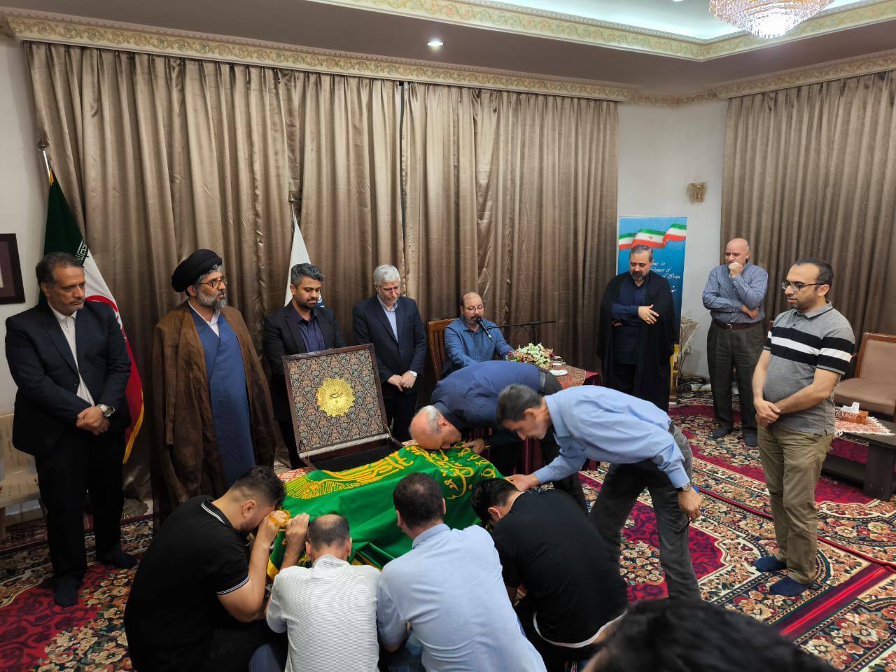 مراسم استقبال از پرچم آستان قدس رضوی با حضور ایرانیان مقیم مالزی در رایزنی فرهنگی کشورمان